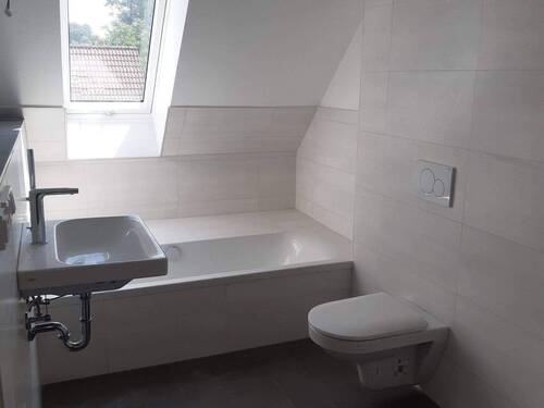 Tageslichtbad mit Wanne und Dusche - 
