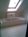 Bad mit Wanne und Fenster - 2 Zimmer Etagenwohnung in Radeberg
