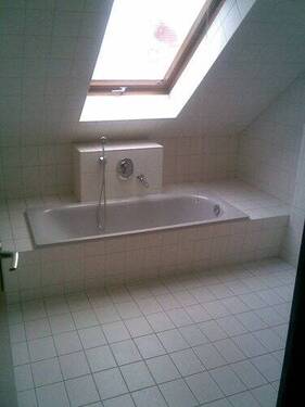 Bad mit Wanne und Fenster - 2 Zimmer Etagenwohnung in Radeberg