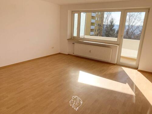 Wohnzimmer - Solide vermietet, stark im Potenzial - 3-Zimmer-Wohnung mit Balkon & Perspektive