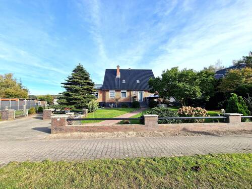 Straßenansicht - * Courtagefrei * ! Gepflegtes Einfamilienhaus mit Einliegerwohnung! Keine Sanierungspflicht n. GEG
