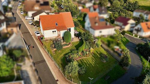 Hausansicht - 9 Zimmer Einfamilienhaus zum Kaufen in Helsa