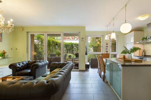 Wohn/Essbereich - Moderne Traumwohnung mit zwei Gärten und sonniger Terrasse - Wohnen in Bestlage von Pempelfort