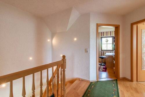 großzügige Treppe in's OG - 