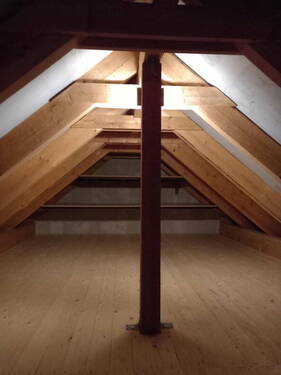 Dachboden mit großem Stauraum - 