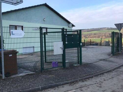 Außenansicht/ Stellplätze - Büro- Praxisräume in Burgsolms - 800,00&nbsp;EUR Kaltmiete, ca.&nbsp; 130,00&nbsp;m&sup2;&nbsp;Wohnfl&auml;che