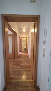 Flur vom Eingang zum Gäste-WC - 2 Zimmer Etagenwohnung in Fürth