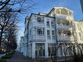 Außenansicht Seepark Sellin - Attraktive und voll möblierte 2,5 Zimmer ETWFewo mit Tiefgaragenstellplatz im Seepark Sellin mit Blick ins Grüne in Richtung Selliner See