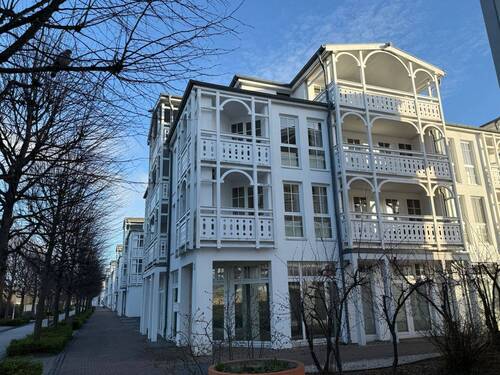 Außenansicht Seepark Sellin - Attraktive und voll möblierte 2,5 Zimmer ETWFewo mit Tiefgaragenstellplatz im Seepark Sellin mit Blick ins Grüne in Richtung Selliner See