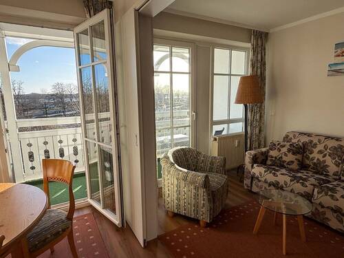 Wohnzimmer mit Zugang Balkon - 