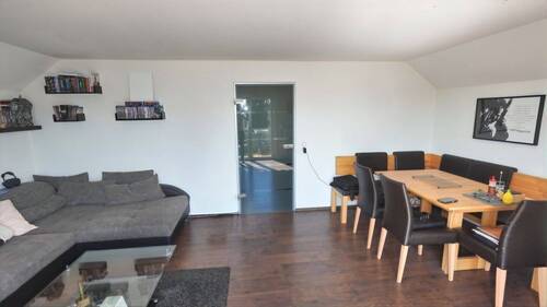 Gemütliches Wohn-Esszimmer mit Balkonzugang - 3 Zimmer Etagenwohnung in Salem