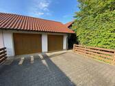 Garage mit Stellplatz (rechts) - 
