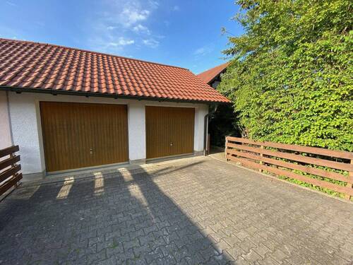 Garage mit Stellplatz (rechts) - 