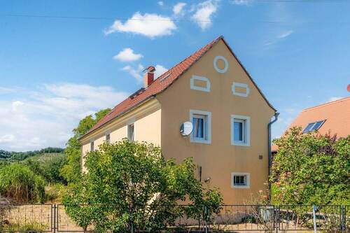 straßenseitige Ansicht - Traumlage! Sanierungsobjekt als Basis für Erweiterung oder Neubau auf riesigem Grundstück.