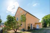 Seitenansicht mit Hauseingang - 2 Zimmer Einfamilienhaus zum Kaufen in Coswig