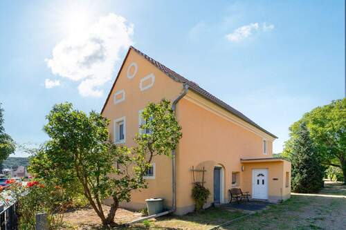 Seitenansicht mit Hauseingang - 2 Zimmer Einfamilienhaus zum Kaufen in Coswig