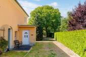 Seitenansicht und Gartenzugang - 2 Zimmer Einfamilienhaus in Coswig