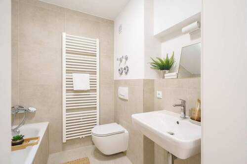 Bad mit Badewanne - Wunderschöne Zweiraumwohnung in toller Lage -bezugsfrei
