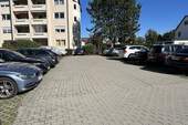Parkplatz der Wohnanlage - 