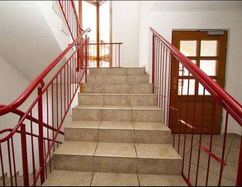 Treppenhaus - Etagenwohnung mit 100,00 m&sup2; in Bannewitz zum Kaufen