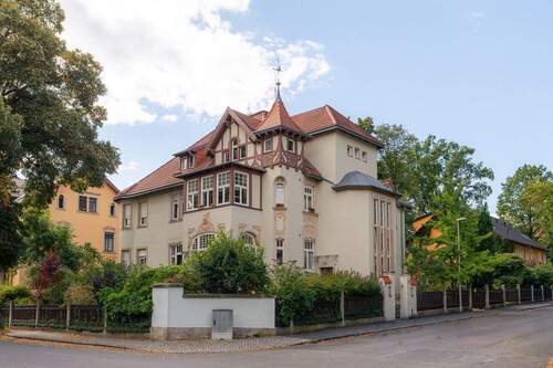 Seitenansicht Villa - Traumlage! Rarität im Klotzscher Villenviertel mit sonnigem Balkon und gepflegtem Grundstück.