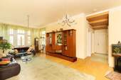 Wohnzimmer mit Blick zum Wohnungseingang - 