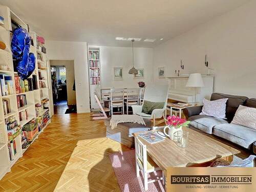 Wohnzimmer mit Platz - 4 Zimmer Etagenwohnung zum Kaufen in Hamburg