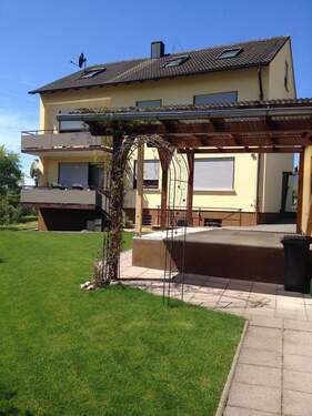 Außenansicht Carport - 8 Zimmer Mehrfamilienhaus, Wohnhaus in Ebelsbach