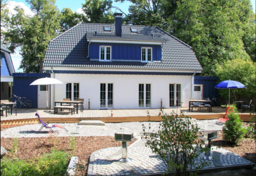 Ansicht Gartenseite - Ferienhaus top Einnahmen - Doppelhaus- direkt am Bodden vor der Insel Ummanz auch als Erstwohnsitz auf der Insel Rügen