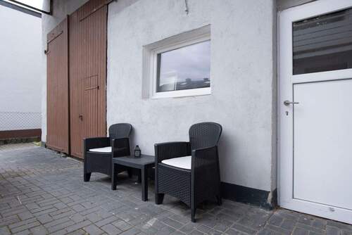 Sitzplatz vor der Scheune - 5 Zimmer Einfamilienhaus in Hadamar