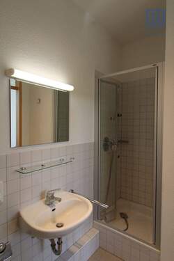 Bad mit Dusche - 