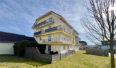 Seitenansicht Rückseite - Attraktive 2-Zimmer-Wohnung in begehrter Lage mit großem Sonnenbalkon