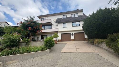 Hausansicht und Hof - 8 Zimmer Mehrfamilienhaus, Wohnhaus zum Kaufen in Fürth