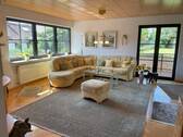 Wohnzimmer mit Zugang zur Balkonterrasse - 8 Zimmer Mehrfamilienhaus, Wohnhaus in Fürth