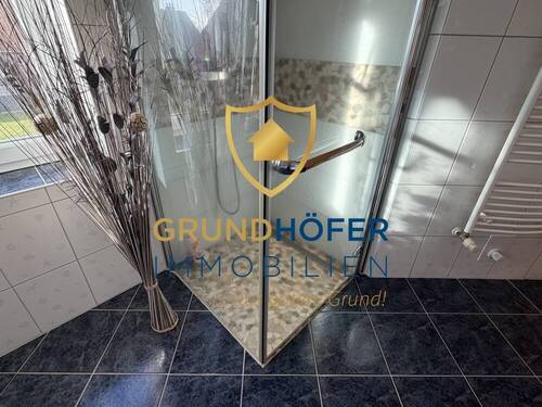 Hauptbad mit Dusche - 