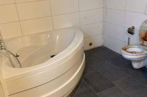 Bad, Dusche mit Toilette - 