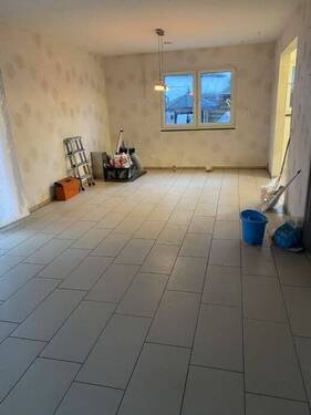 Wohnzimmer mit Kücheneingang - 