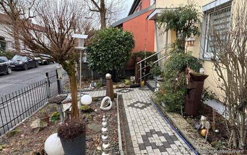 Vorgarten - 3 Zimmer Reihenendhaus in Frankfurt am Main / Frankfurter Berg