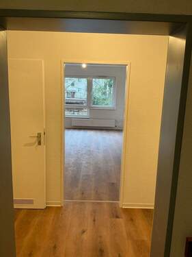 Flur mit Bodenbelag in Holzoptik, Wände weiß angelegt - Etagenwohnung mit 43,40 m&sup2; in Wiesbaden zur Miete