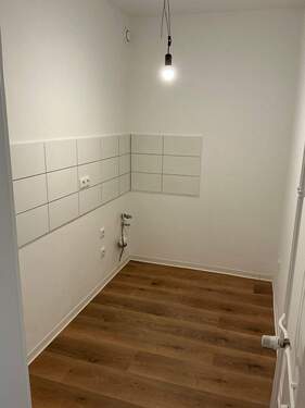 Küche mit Bodenbelag in Holzoptik, Wände weiß angelegt, Fliesenspiegel (weiß) neu - 