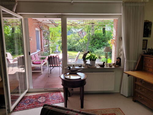 Wohnzimmer mit Zugang zur über - 5 Zimmer Einfamilienhaus in Lachendorf