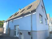 Frontbild - Einfamilienhaus mit Scheune und Obstgarten in Stutensee-Spöck