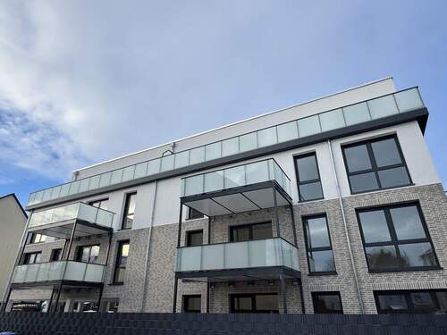 Hausansicht - Ihr neues IMMOBILIEN QUARTIER: Barrierefreie & energieeffiziente KfW-40-Wohnung mit Förderung!