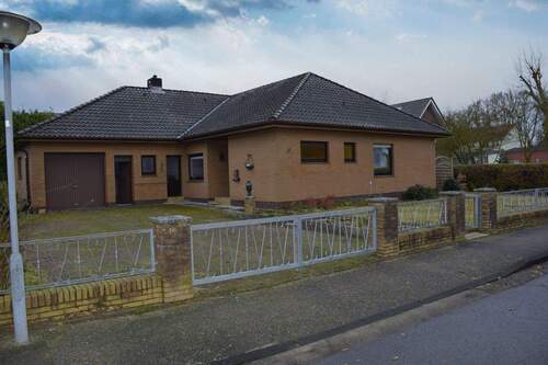 Ruhige Lage - 4 Zimmer Mehrfamilienhaus, Wohnhaus zum Kaufen in Ihlienworth