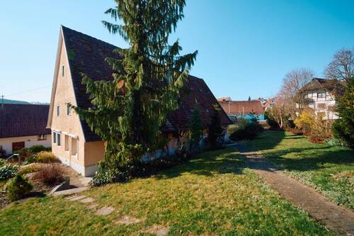 Objektansicht mit Garten - 