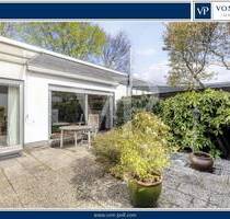 Wohnen im Grünen: Charmanter Bungalow mit Süd-Atrium in Feldrandlage - Köln Esch/Auweiler