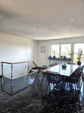Essbereich mit Ausgang zum Balkon - 
