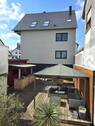 Rückansicht mit Terrasse und Thekenanlage - 