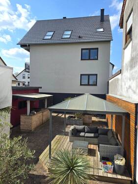 Rückansicht mit Terrasse und Thekenanlage - 