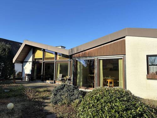 Blick auf die Terrasse am Wohn-/Essbereich - 4 Zimmer Bungalow zum Kaufen in Gütersloh